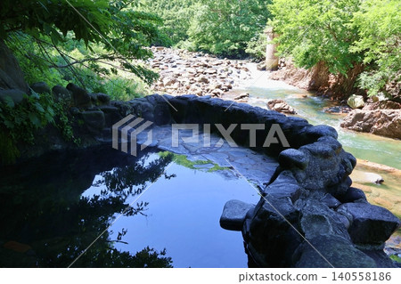 狸之湯，位於下湯水壩附近的綾女公園內，是一處僻靜的溫泉。 140558186