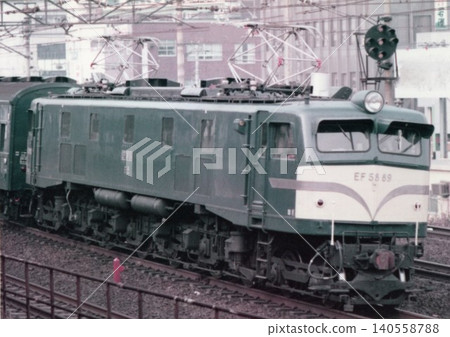 1970 年代,日本國鐵 EF58-89 型機車在東北本線西日暮裡附近運行。 1970 年代,日本國鐵 EF58-89 型機車在東北本線西日暮裡附近運行。 140558788