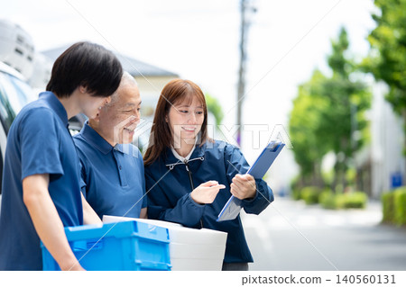 Meeting with the transportation company staff before departure 140560131