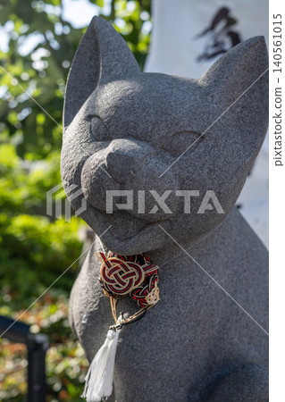 神社庭院內陳列的石貓雕像 140561015