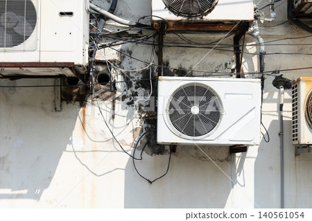 檳城牆壁上的空調和電線 檳城牆壁上的空調和電線 140561054