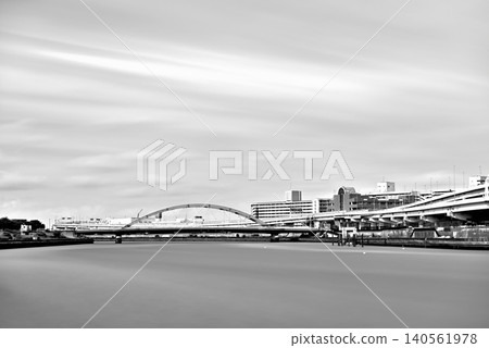 A monochrome view of the Suijin Ohashi Bridge over the Sumida River in Tokyo. 140561978