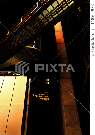 透過建築物之間的縫隙可以看到一條通道。 透過建築物之間的縫隙可以看到一條通道。 140562978