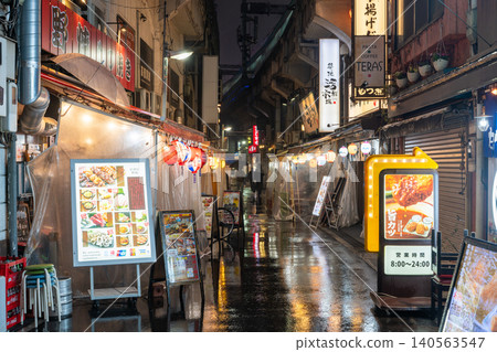 雨中的上野站前鐵路橋下的酒吧區 雨中的上野站前鐵路橋下的酒吧區 140563547