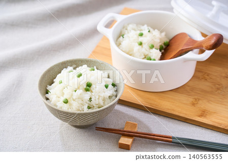 Rice with green peas 140563555