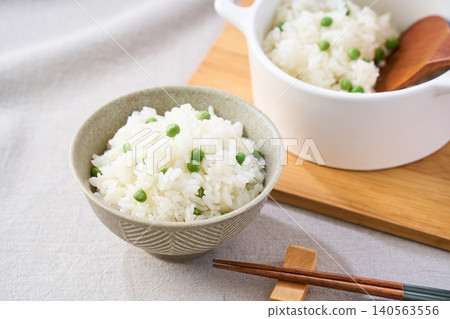 Rice with green peas 140563556