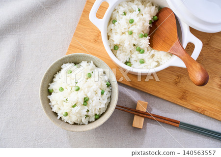 Rice with green peas 140563557