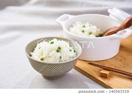 Rice with green peas 140563559