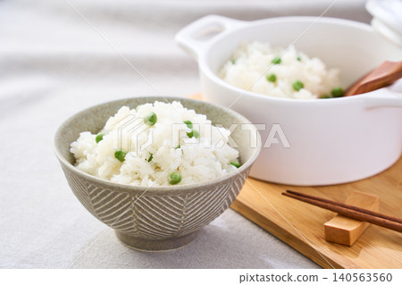 Rice with green peas 140563560