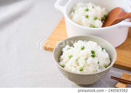 Rice with green peas 140563562