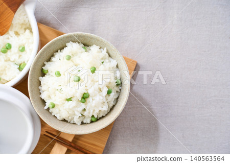 Rice with green peas 140563564