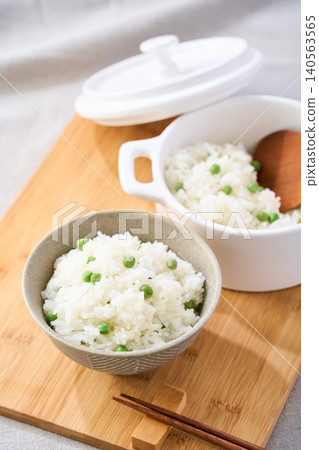 Rice with green peas 140563565