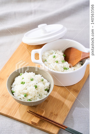 Rice with green peas 140563566