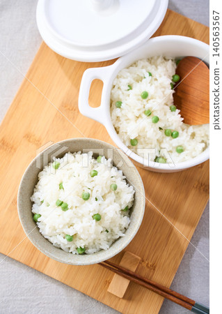 Rice with green peas 140563567