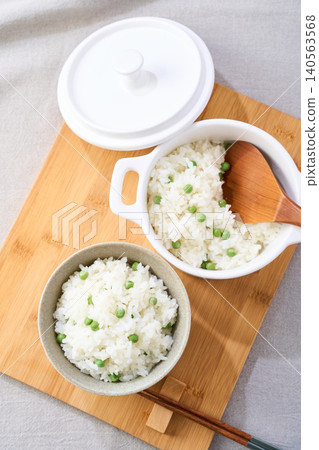Rice with green peas 140563568