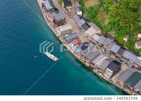 伊內島的船屋倒映在清澈的海水中。 伊內島的船屋倒映在清澈的海水中。 140563708