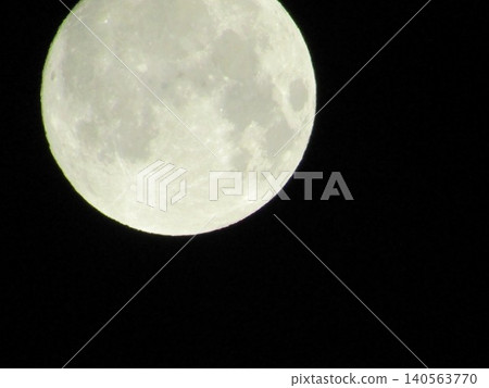 2024年9月18日，超級月亮在夜空中明亮閃耀。 140563770