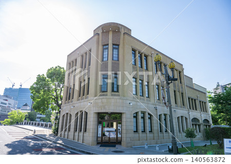 廣島和平紀念公園休息站:承載和平意義的歷史建築,也是風景優美的旅遊景點。 廣島和平紀念公園休息站:承載和平意義的歷史建築,也是風景優美的旅遊景點。 140563872