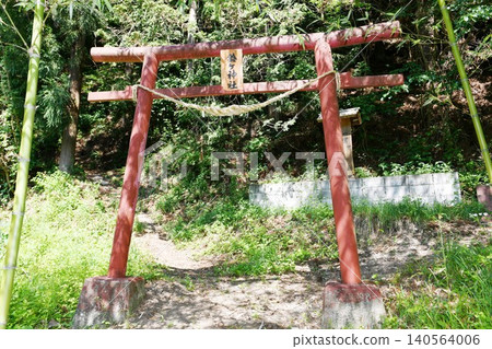 [Miyako City: The approach to Suzuga Shrine, the final resting place of Shizuka Gozen, the concubine of Minamoto no Yoshitsune, and its torii gate] 140564006