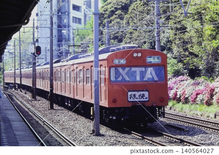 1980 年 5 月 3 日,日本國鐵時期中央線上的 103 系列特快列車在千馱谷站。 1980 年 5 月 3 日,日本國鐵時期中央線上的 103 系列特快列車在千馱谷站。 140564027