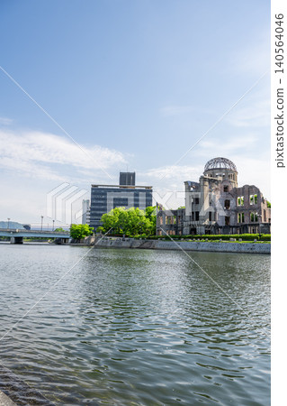 從河邊俯瞰廣島和平紀念公園和原子彈爆炸圓頂屋的城市景觀。 從河邊俯瞰廣島和平紀念公園和原子彈爆炸圓頂屋的城市景觀。 140564046