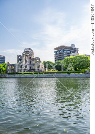 從河邊俯瞰廣島和平紀念公園和原子彈爆炸圓頂屋的城市景觀。 從河邊俯瞰廣島和平紀念公園和原子彈爆炸圓頂屋的城市景觀。 140564047