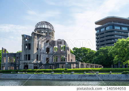 從河邊俯瞰廣島和平紀念公園和原子彈爆炸圓頂屋的城市景觀。 從河邊俯瞰廣島和平紀念公園和原子彈爆炸圓頂屋的城市景觀。 140564050