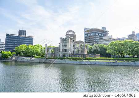 從河邊俯瞰廣島和平紀念公園和原子彈爆炸圓頂屋的城市景觀。 從河邊俯瞰廣島和平紀念公園和原子彈爆炸圓頂屋的城市景觀。 140564061