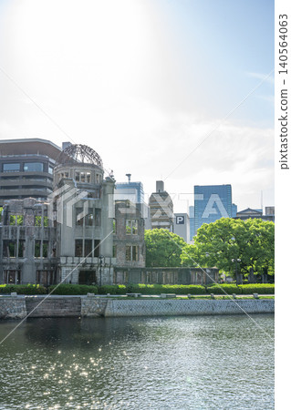 從河邊俯瞰廣島和平紀念公園和原子彈爆炸圓頂屋的城市景觀。 從河邊俯瞰廣島和平紀念公園和原子彈爆炸圓頂屋的城市景觀。 140564063
