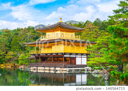 京都金閣寺在秋天 京都金閣寺在秋天 140564715