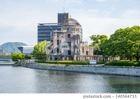 從河邊俯瞰廣島和平紀念公園和原子彈爆炸圓頂屋的城市景觀。 從河邊俯瞰廣島和平紀念公園和原子彈爆炸圓頂屋的城市景觀。 140564733
