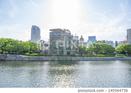 從河邊俯瞰廣島和平紀念公園和原子彈爆炸圓頂屋的城市景觀。 從河邊俯瞰廣島和平紀念公園和原子彈爆炸圓頂屋的城市景觀。 140564736