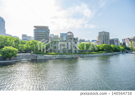 從河邊俯瞰廣島和平紀念公園和原子彈爆炸圓頂屋的城市景觀。 從河邊俯瞰廣島和平紀念公園和原子彈爆炸圓頂屋的城市景觀。 140564738