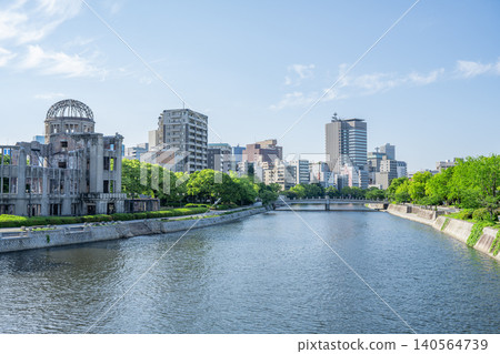 從河邊俯瞰廣島和平紀念公園和原子彈爆炸圓頂屋的城市景觀。 從河邊俯瞰廣島和平紀念公園和原子彈爆炸圓頂屋的城市景觀。 140564739
