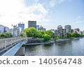 從河邊俯瞰廣島和平紀念公園和原子彈爆炸圓頂屋的城市景觀。 140564748