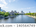 從河邊俯瞰廣島和平紀念公園和原子彈爆炸圓頂屋的城市景觀。 140564749