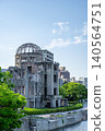 從河邊俯瞰廣島和平紀念公園和原子彈爆炸圓頂屋的城市景觀。 140564751