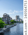 從河邊俯瞰廣島和平紀念公園和原子彈爆炸圓頂屋的城市景觀。 140564753
