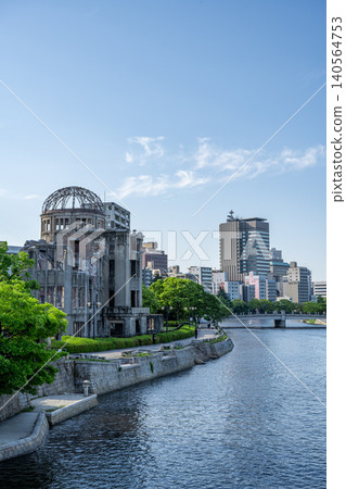 從河邊俯瞰廣島和平紀念公園和原子彈爆炸圓頂屋的城市景觀。 從河邊俯瞰廣島和平紀念公園和原子彈爆炸圓頂屋的城市景觀。 140564753