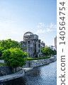 從河邊俯瞰廣島和平紀念公園和原子彈爆炸圓頂屋的城市景觀。 140564754