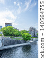 從河邊俯瞰廣島和平紀念公園和原子彈爆炸圓頂屋的城市景觀。 140564755