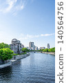 從河邊俯瞰廣島和平紀念公園和原子彈爆炸圓頂屋的城市景觀。 140564756