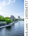 從河邊俯瞰廣島和平紀念公園和原子彈爆炸圓頂屋的城市景觀。 140564757