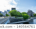 從河邊俯瞰廣島和平紀念公園和原子彈爆炸圓頂屋的城市景觀。 140564761