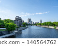 從河邊俯瞰廣島和平紀念公園和原子彈爆炸圓頂屋的城市景觀。 140564762