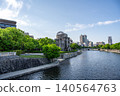 從河邊俯瞰廣島和平紀念公園和原子彈爆炸圓頂屋的城市景觀。 140564763