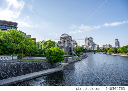 從河邊俯瞰廣島和平紀念公園和原子彈爆炸圓頂屋的城市景觀。 從河邊俯瞰廣島和平紀念公園和原子彈爆炸圓頂屋的城市景觀。 140564763