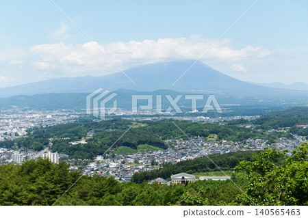 [從岩山山頂的「岩山展望台」向西北方向眺望岩手山，岩山是一座位於盛岡市的岩石山，海拔約340公尺] 140565463