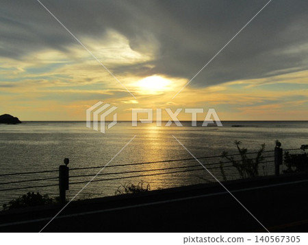 The beautiful and fantastical "Sunset at Uonuki-Kuroishi" in Amakusa City, Kumamoto Prefecture, has been selected as one of Japan's Top 100 Sunsets. The beautiful and fantastical "Sunset at Uonuki-Kuroishi" in Amakusa City, Kumamoto Prefecture, has been selected as one of Japan's Top 100 Sunsets. 140567305