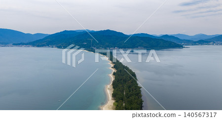 從空中俯瞰天橋立,它橫跨宮津灣。 從空中俯瞰天橋立,它橫跨宮津灣。 140567317